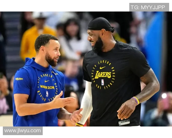 经典对位 詹姆斯单打库里转身上篮得手