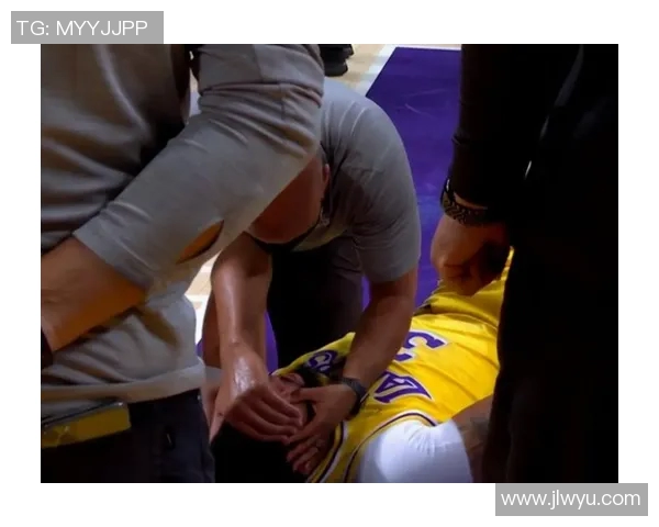 雷迪克：艾顿遭遇背部痉挛 第四节可以出战但不想冒险