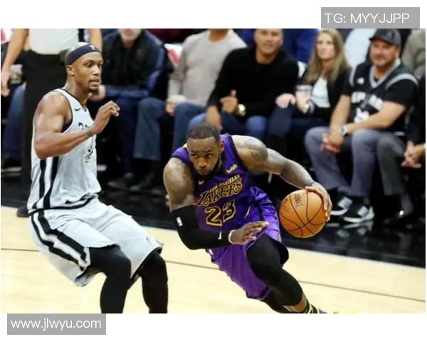 湖人训练能量高涨：官方晒照预热主场战马刺